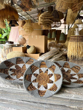 Load image into Gallery viewer, Natura Amira Wall Plate Decor