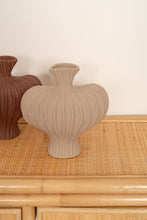 Load image into Gallery viewer, Natura Muse Vase
