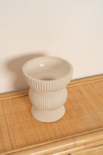 Load image into Gallery viewer, Natura Wren Vase
